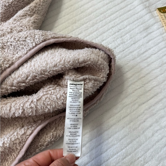 Patagonia Women's Fleece Pullover Jacket in Light Taupe - Picture 8 of 9